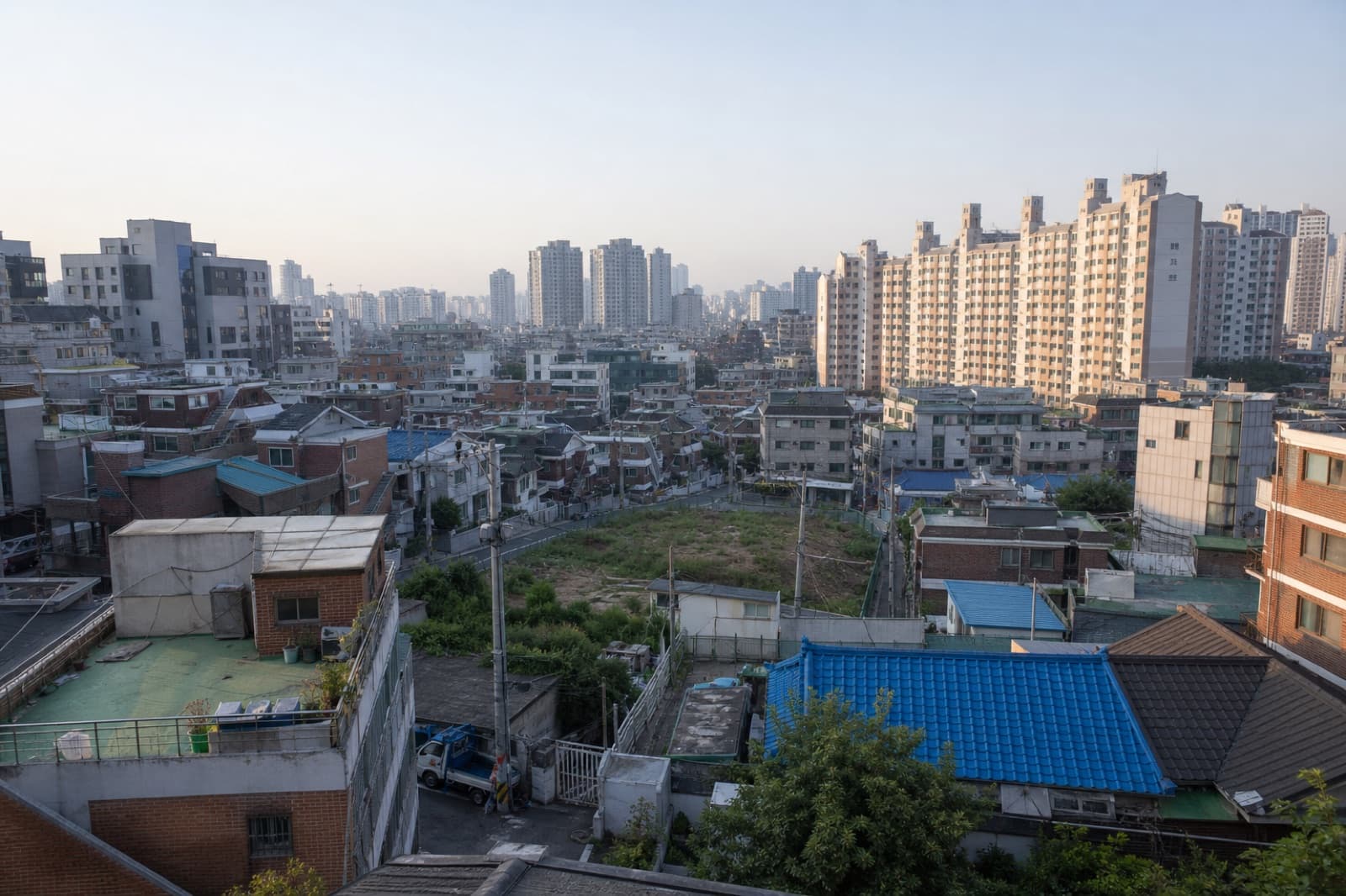 공공주택 후보지와 주변 도시 조직을 함께 살피는 편집 이미지