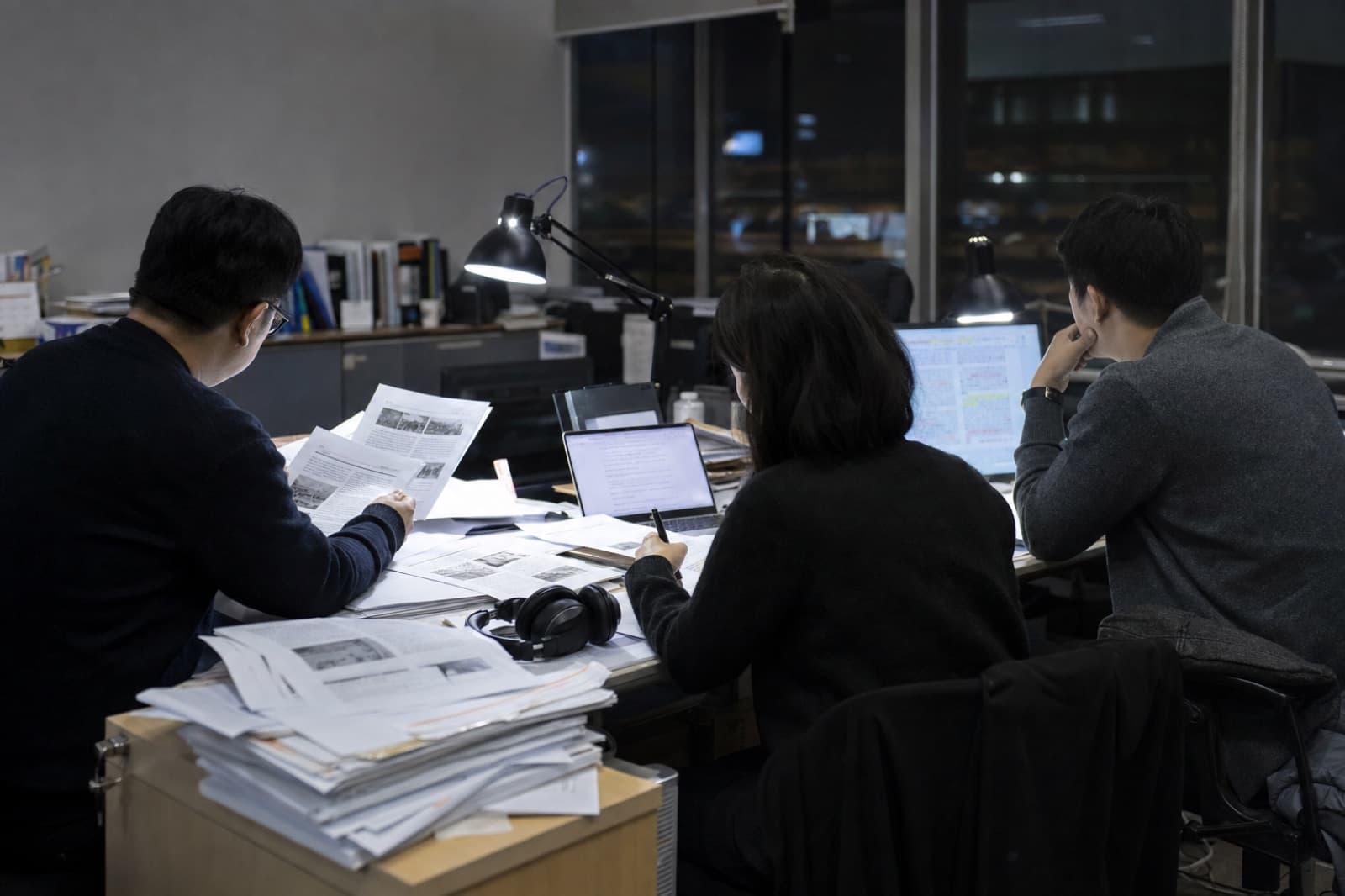 영상과 문서 자료를 함께 검토하는 미디어 편집 공간의 편집 이미지