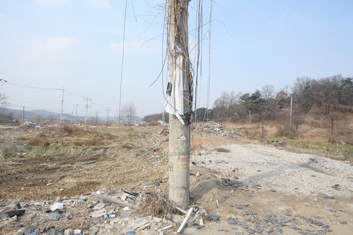 주택 공급 자료와 필지 지도를 함께 검토하는 주거 담당 기자